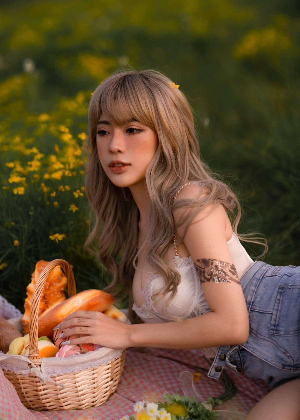 Uớc mơ lớn nhất của Tố Uyên là trở thành một diễn viên nổi tiếng, vì vậy 9X luôn cố gắng từng ngày, rèn luyện và học hỏi nhiều hơn kinh nghiệm.