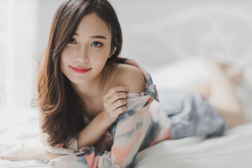 Cô sở hữu vẻ ngoài xinh đẹp, vóc dáng cân đối, ngay từ khi còn là một nữ sinh May Sitapha được rất nhiều bạn học nam theo đuổi. Đó cũng là lý do là cô nhận được rất nhiều lời mời làm mẫu ảnh.