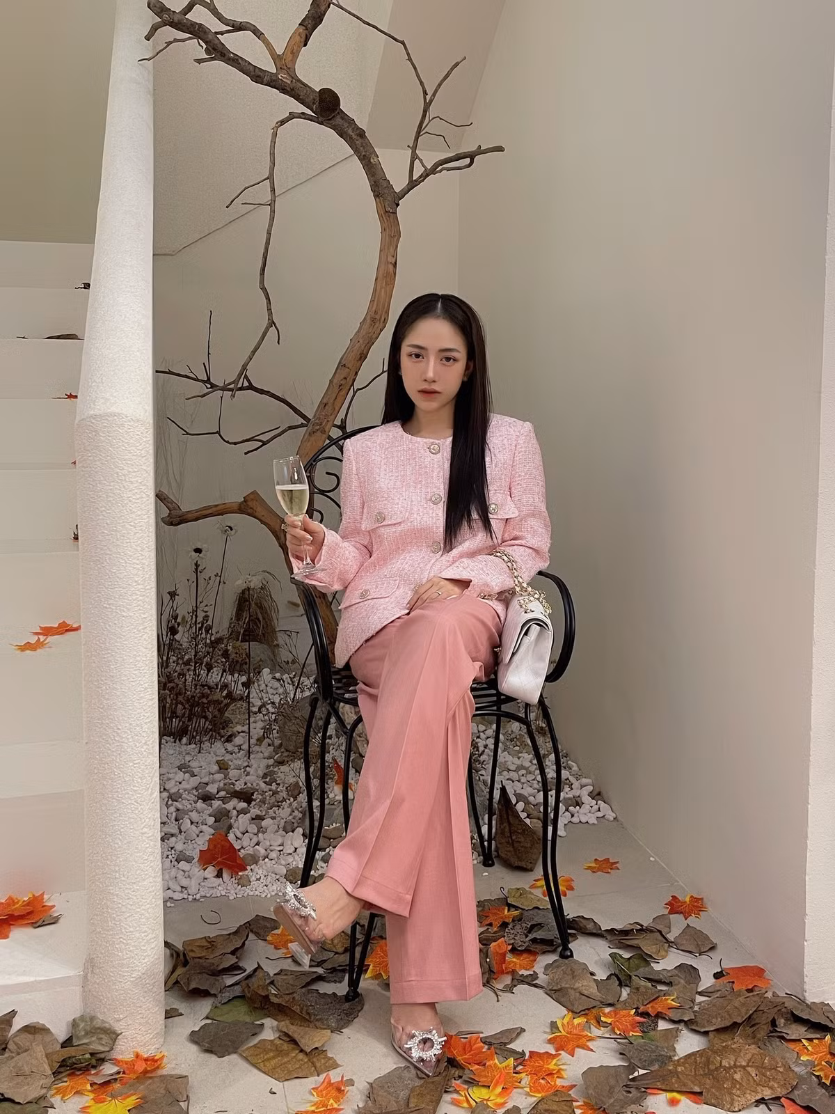 Dù không kiệm vải bằng Tiên Nguyễn, Joyce Phạm vẫn thể hiện nét đẹp quyến rũ theo một cách riêng.