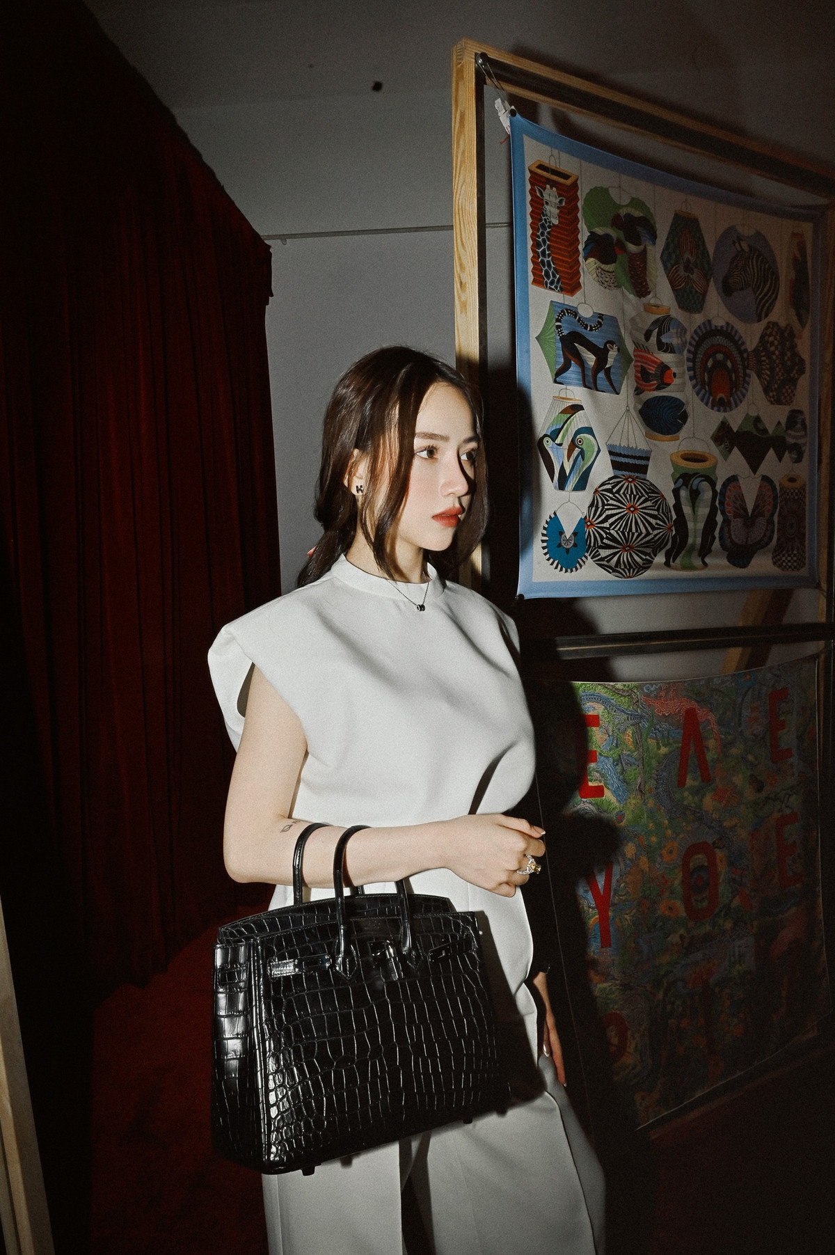 Joyce Phạm thích diện những món đồ hàng hiệu đơn giản hơn là cầu kỳ, nhiều họa tiết. Ảnh: FBNV