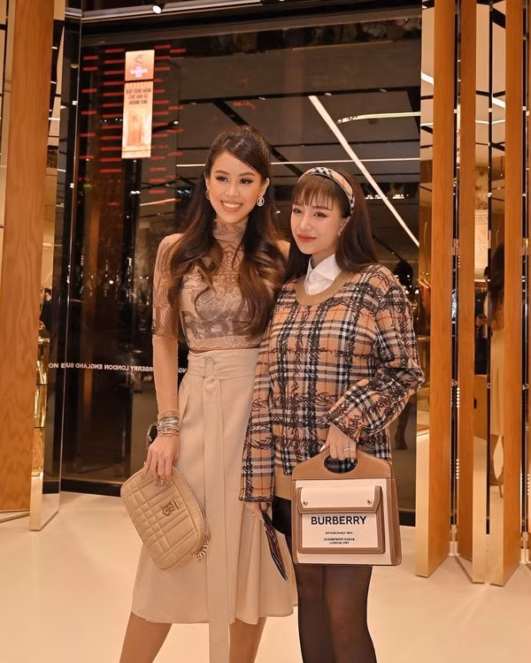 Bên cạnh nhan sắc “cực phẩm”, hai "rich kid" này cũng không ít lần khiến cư dân mạng xuýt xoa trước màn đụng độ về phong cách thời trang đỉnh cao.