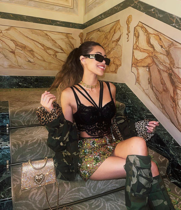 Tiên Nguyễn rất thích những item mang phong cách sang chảnh và khoe được vóc dáng quyến rũ.