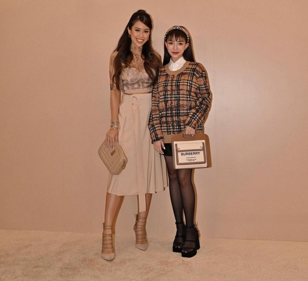 Mới đây, Tiên Nguyễn cùng Joyce Phạm đã có màn so kè khiến người xem phải choáng ngợp. Bởi lẽ, họ không chỉ sở hữu gương mặt xinh đẹp nét nào ra nét nấy, mà còn “dát” đầy hàng hiệu trên người.