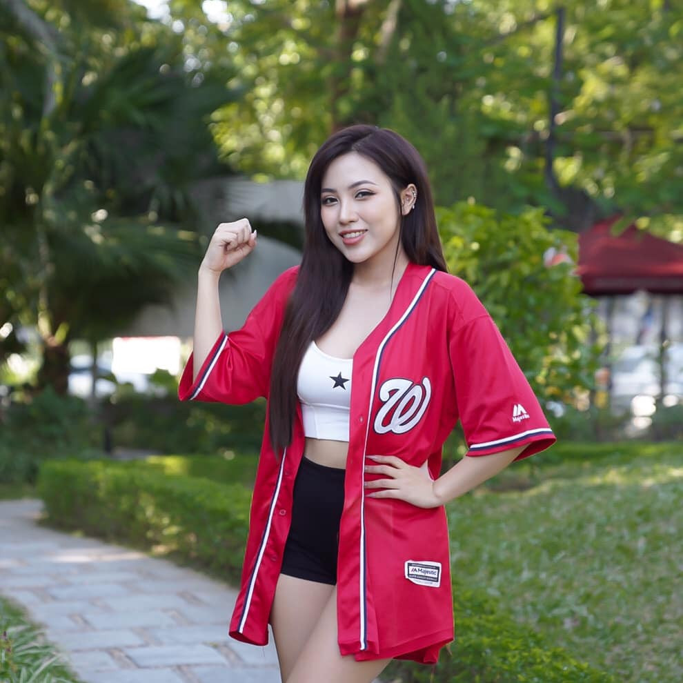 Nàng hot girl Nóng cùng World Cup sở hữu gương mặt dễ thương như búp bê.