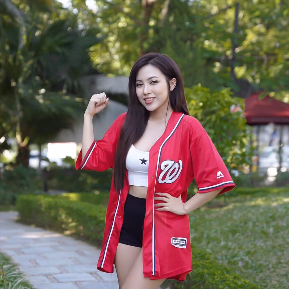 Nàng hot girl Nóng cùng World Cup sở hữu gương mặt dễ thương như búp bê.