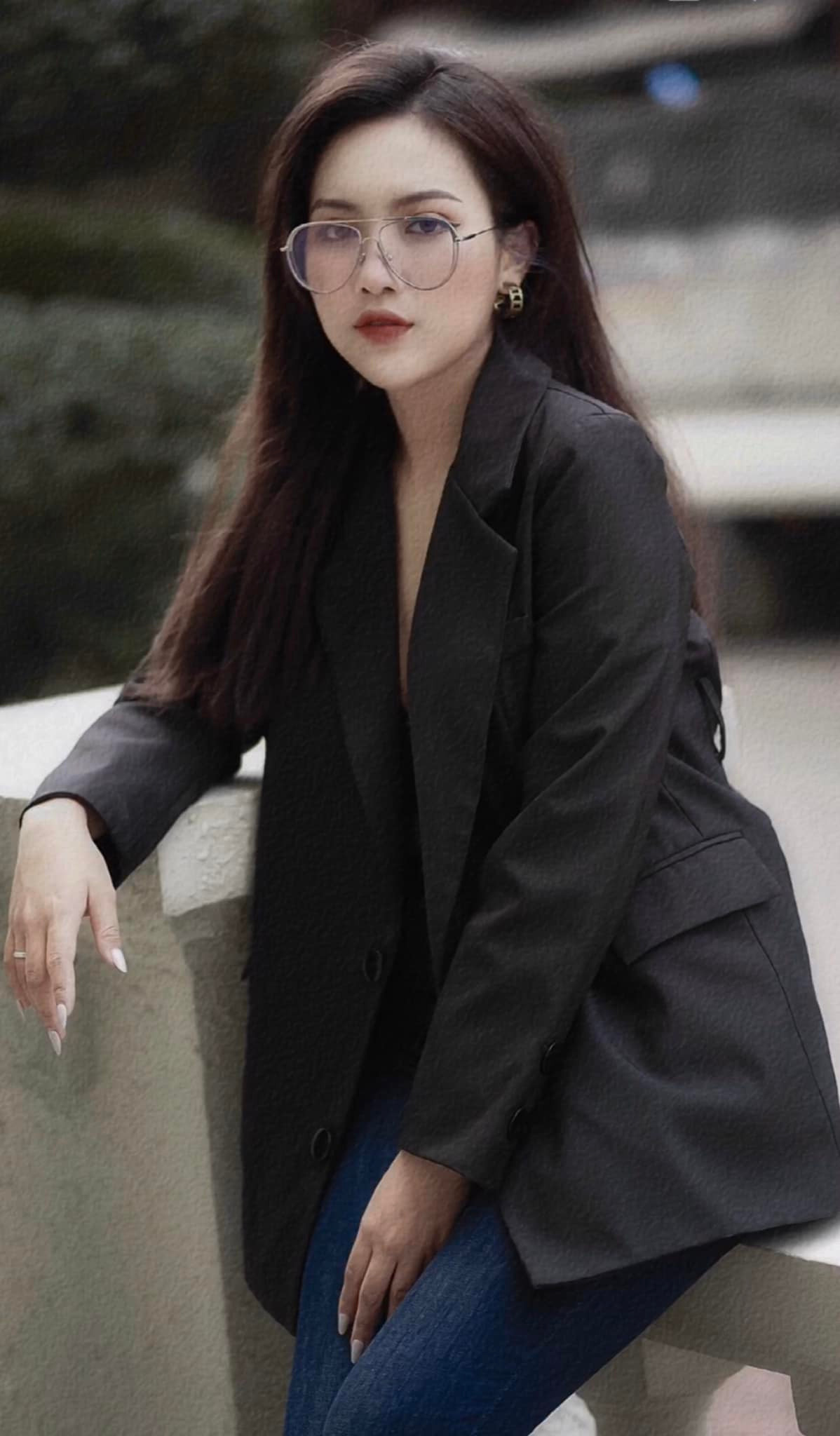 Cô nàng theo đuổi gu thời trang gợi cảm, quyến rũ.