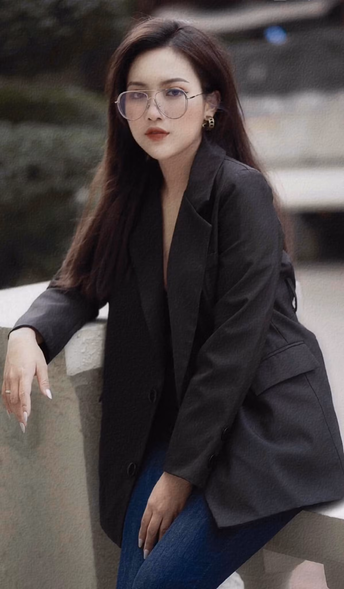 Cô nàng theo đuổi gu thời trang gợi cảm, quyến rũ.