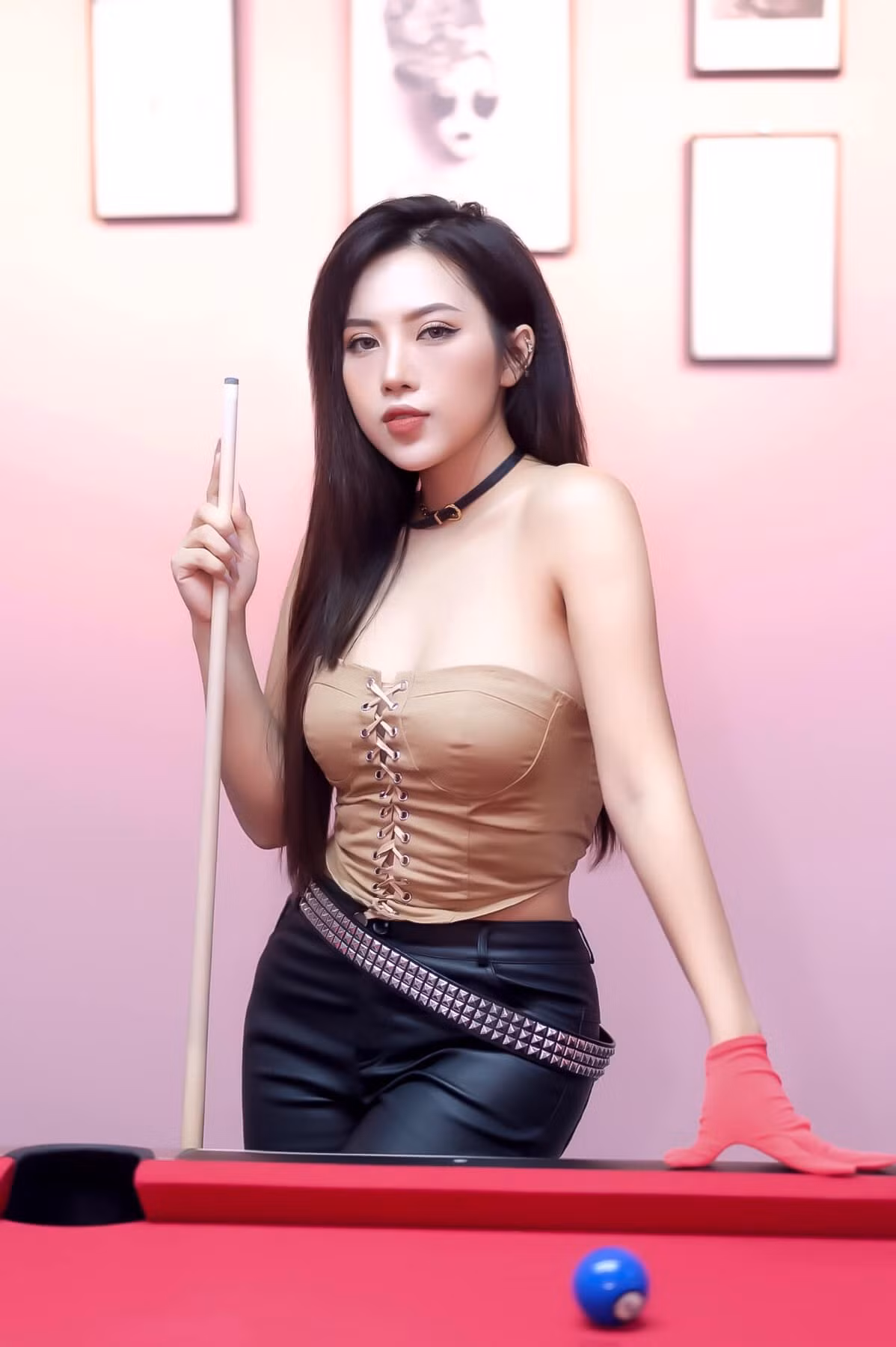 Tuy không sở hữu chiều cao nổi bật nhưng Ngọc Thuý có thân hình cân đối, ba vòng nóng bỏng.