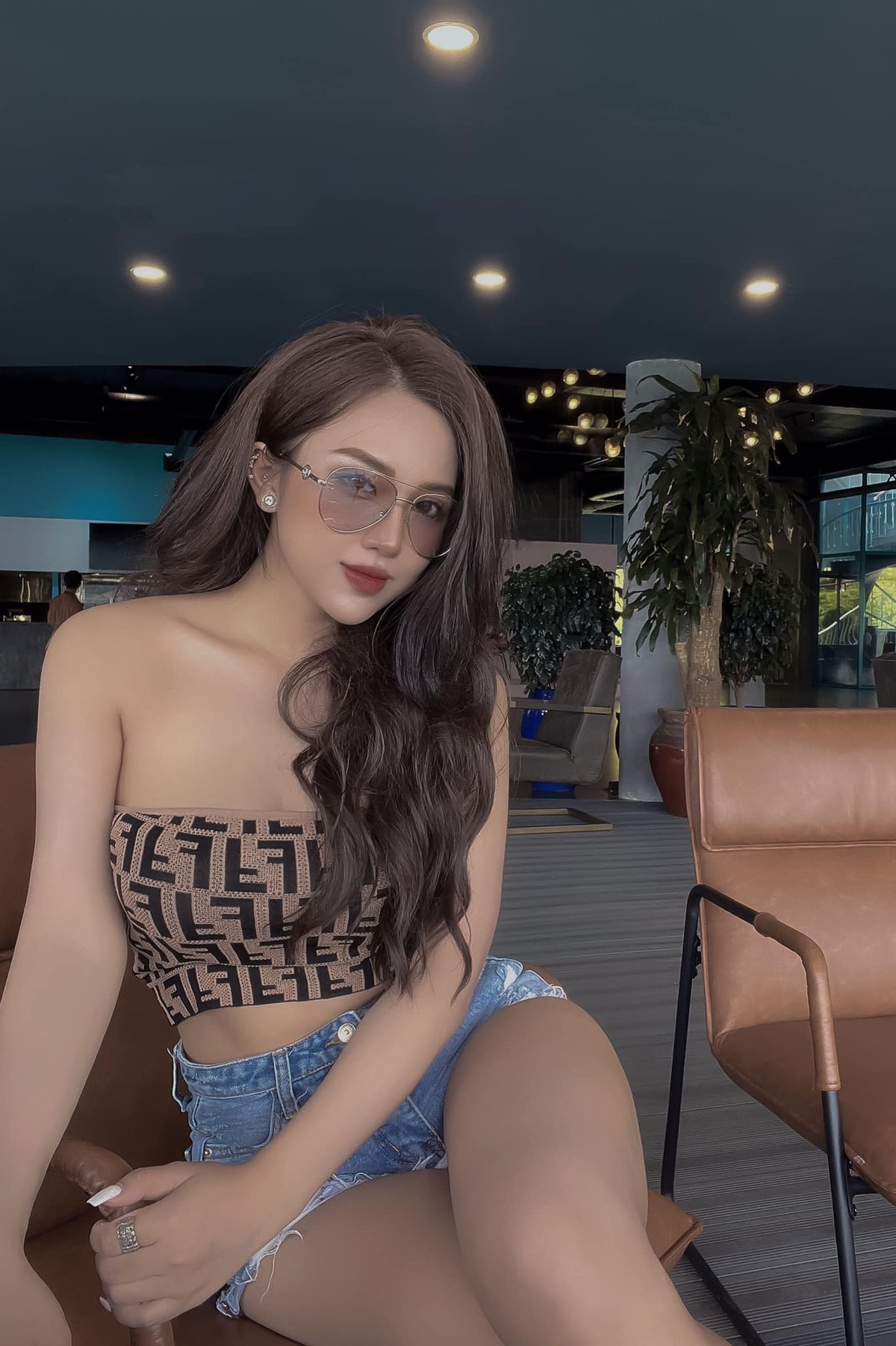 Thần thái gợi cảm và sang chảnh là điều làm nên sức hút cho Ngọc Thuý khi lên hình. Ảnh: FBNV