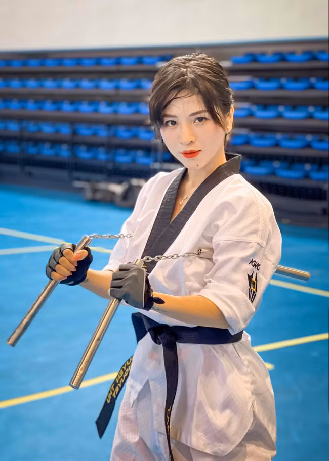 Hot girl mua con khoe ngoai hinh la ai cung ngoai nhin