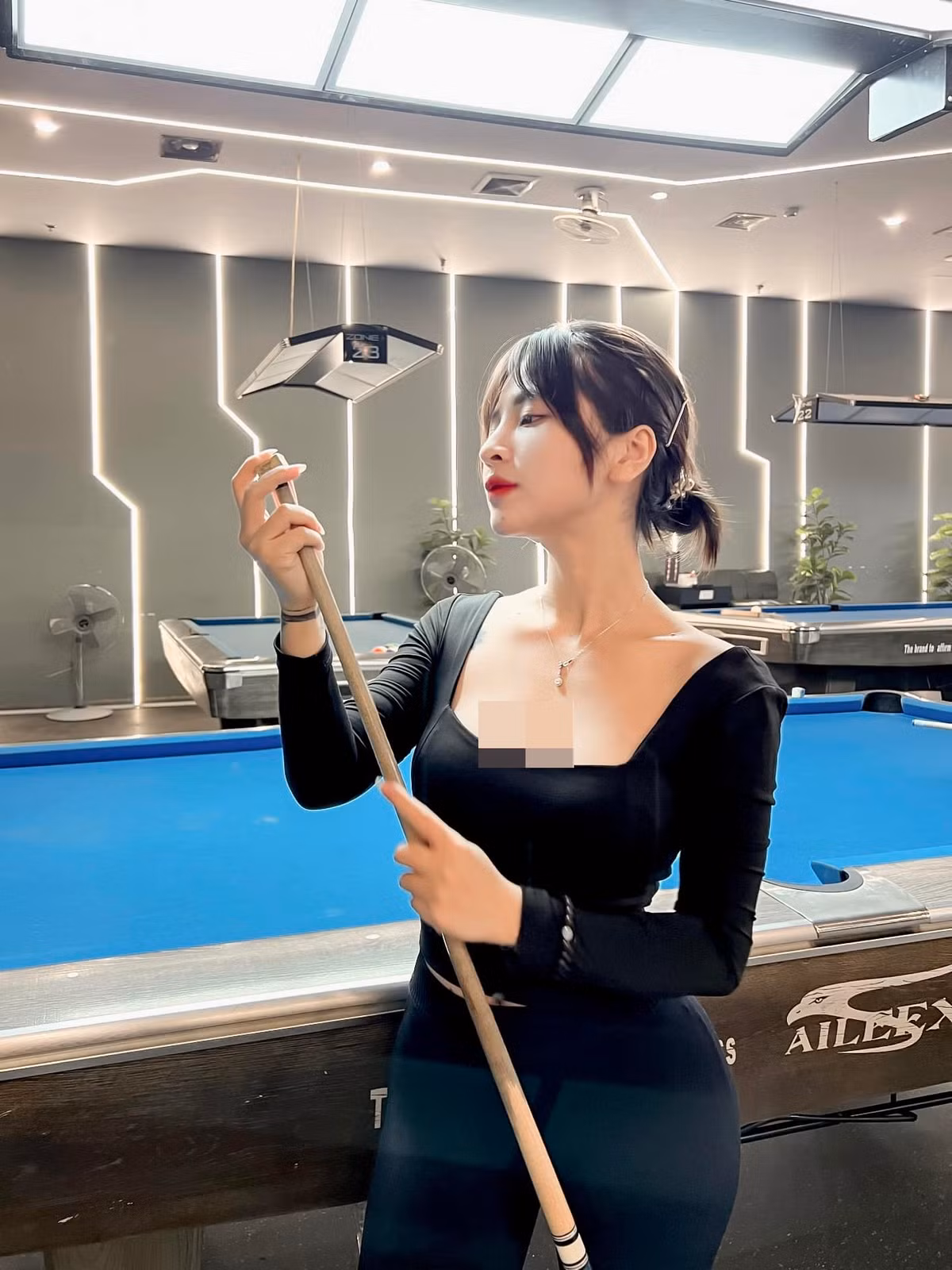 Diện mạo mới của nàng "hot girl múa côn" được nhiều người yêu mến mặc dù không còn được tự nhiên như trước.