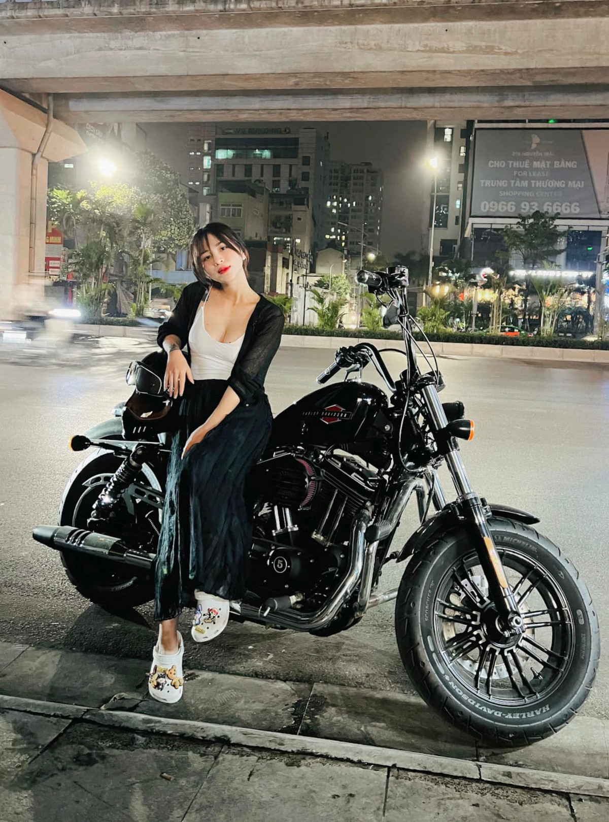 Sự lạc quan của Bông Trần truyền năng lượng tích cực cho những người theo dõi cô nàng.