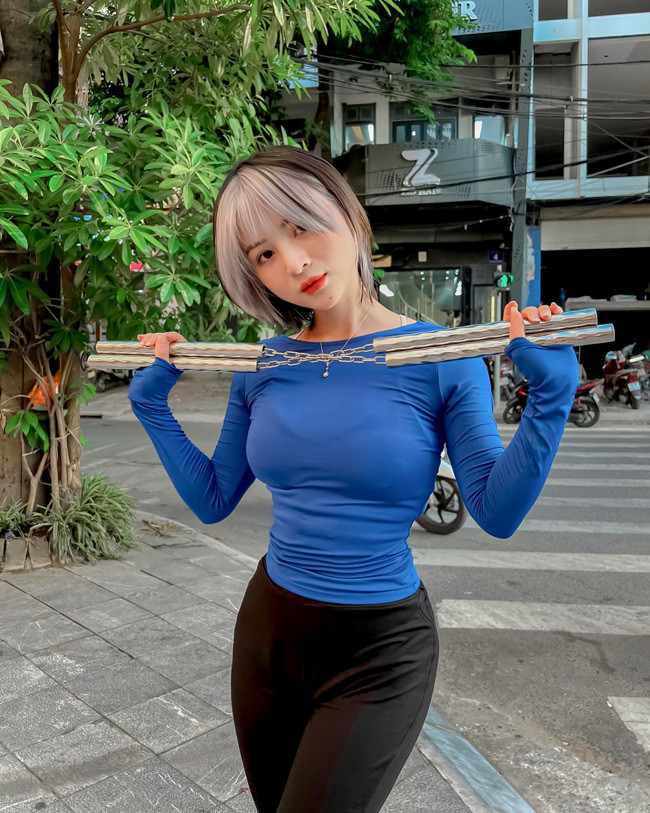 Hình ảnh "hot girl múa côn" Bông Trần múa côn chuyên nghiệp cùng các video cô nàng múa côn từng được chia sẻ khắp các trang mạng xã hội.