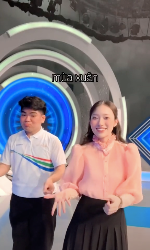 Không chỉ giữ nguyên câu nói trend của Phát Trần "Thì ra, mùa xuân hoa nở là vì em", nhiều người còn biến tấu câu nói này thành những phiên bản hài hước như: "Thì ra, không ăn thì béo, ăn vào thì no", "Thì ra, hết tiền, là vì đây",...