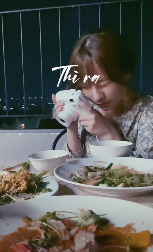 Sau khi chia sẻ lên MXH câu nói này được nhiều bạn sử dụng để "thả thính", hoặc các bạn nữ thì khoe nhan sắc dễ thương của mình.