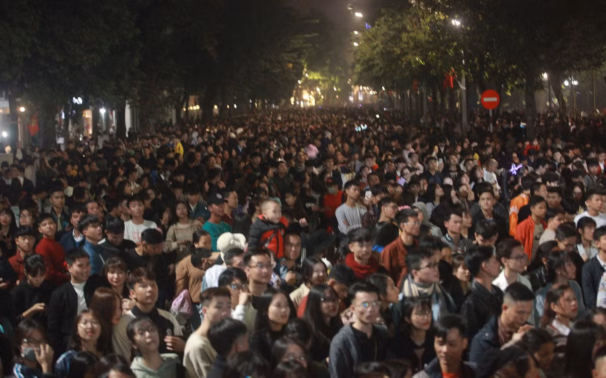 Một kinh nghiệm xương máu cho các bạn nữ khi đi countdown là không nên đi guốc cao chen chúc vào đám đông. Theo đó các bạn nên lựa chọn giày thể thao và nhét dây giày vào trong để tránh dẫm đạp lên nhau. Ngoài ra Nên đi vệ sinh ở nhà trước khi tham gia bữa tiệc countdown, hay các chị em mặc đồ kín đáo để tránh việc sàm sỡ có thể xảy ra. Ảnh: Internet