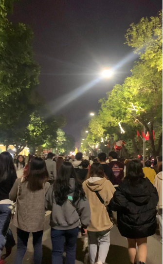 Không khí lễ hội countdown vốn dĩ đã đông đúc, chen chúc nên phần lớn các bạn trẻ đều phải chuẩn bị kỹ lưỡng. Tuy nhiên kết quả là vừa khản cổ, đau tay vì giơ lên quẩy bị mọi người chen mãi mới thả xuống được, lại vừa đau chân. Thậm chí, có bạn nữ phải nhờ hỗ trợ y tế.