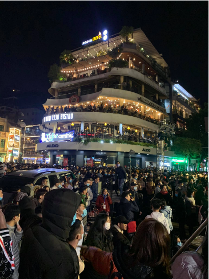 Minh Thúy nói: “Một lần trải qua cảnh xếp hàng đi vệ sinh là đã quá đủ, tôi sợ tới già. Trước sự kiện countdown, quanh bờ hồ được trồng hoa đẹp lắm, thế mà sáng hôm sau chỉ còn những cành hoa dập nát”. Nhiều netizen ngán ngẩm kể lại kỷ niệm đón năm mới trong cảnh hãi hùng, ngột ngạt.