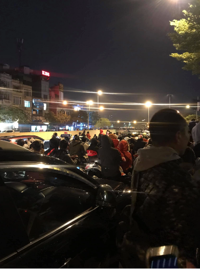 Điều đầu tiên mà có lẽ ai cũng phải biết là chúng ta không nên đem theo điện thoại đắt tiền đi vào chỗ đám đông. Bởi lẽ khi hòa vào dòng người việc mất điện thoại là điều dễ xảy ra.