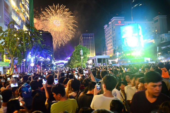 “Năm sau không ai bị mất đồ giá trị nhưng cầm áo khoác trên tay mà rơi lúc nào không hay, 2 đứa bị lạc trong đám đông”. “Năm sau nữa, vì đi sớm về muộn nên bị tính thành 3 ca gửi xe, từ 4 giờ chiều hôm trước đến 2 giờ sáng hôm sau, tổng mất 150.000đ/xe”, một cư dân mạng kể lại câu chuyện đi chơi countdown trước đó.