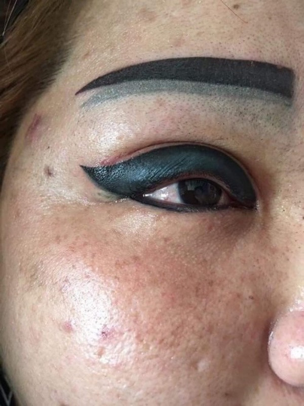 Ở phần bình luận, ngoài bày tỏ cảm thông, rất nhiều người lên án cách làm việc vô trách nhiệm của thợ xăm lông mày.