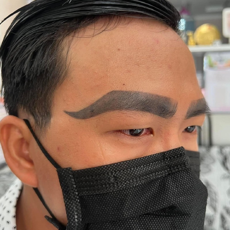 Muốn xăm lông mày để thêm mạnh mẽ nhưng thế này có vẻ hơi quá.