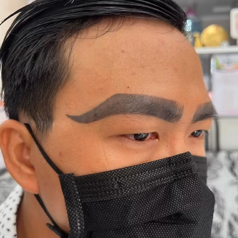 Muốn xăm lông mày để thêm mạnh mẽ nhưng thế này có vẻ hơi quá.