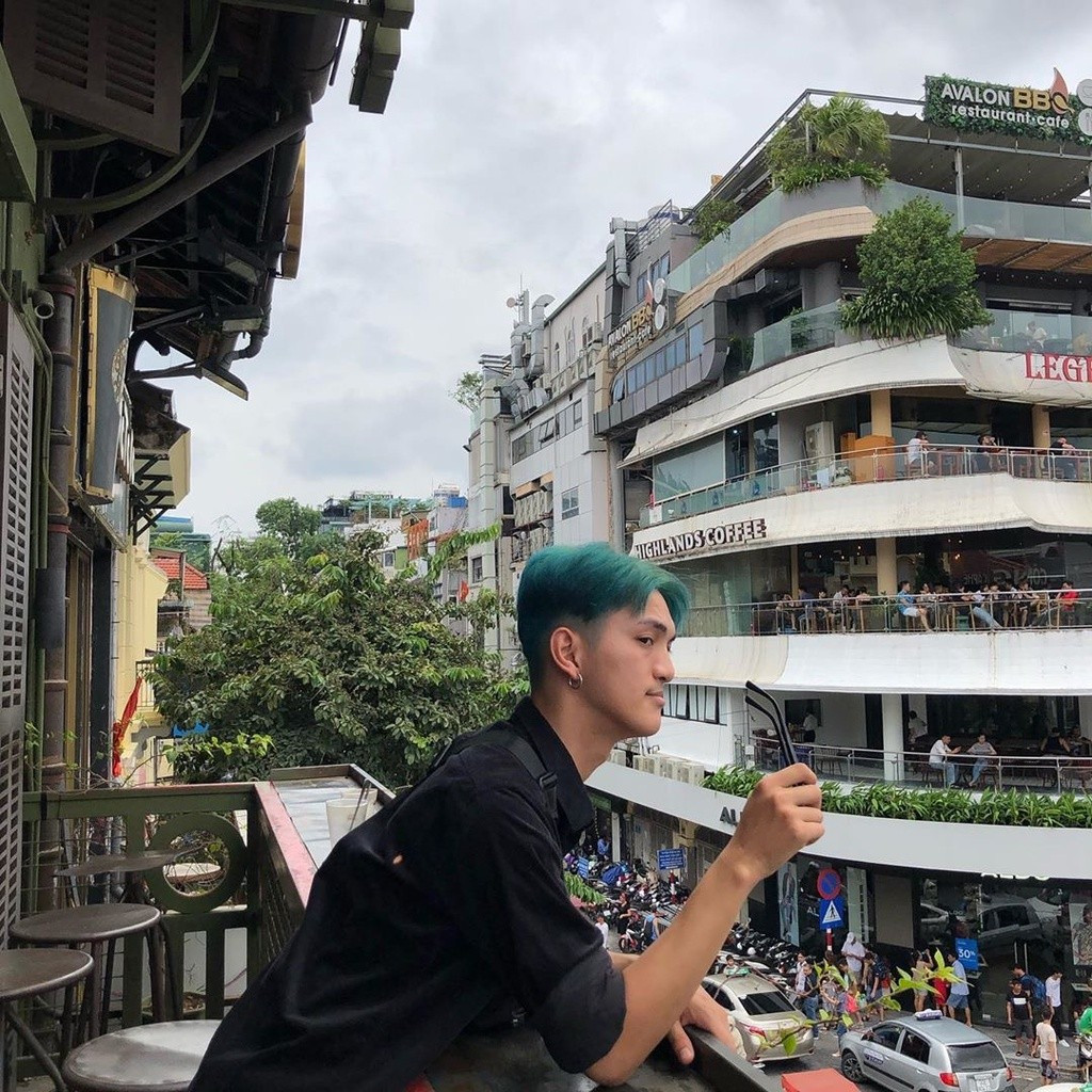 Nằm nổi bật tại khu vực phố đi bộ, Cộng Cà Phê thu hút nhiều người bởi thiết kế tái hiện không gian Hà Nội những năm xưa cũ.