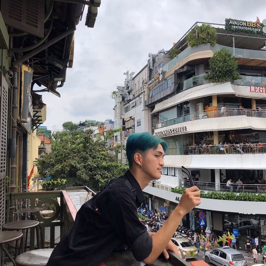 Nằm nổi bật tại khu vực phố đi bộ, Cộng Cà Phê thu hút nhiều người bởi thiết kế tái hiện không gian Hà Nội những năm xưa cũ.