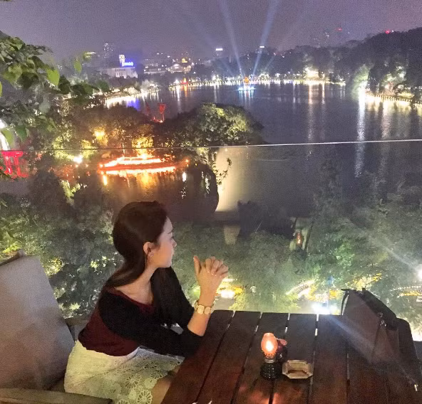 Với lợi thế đó, Avalon cafe &amp; Lounge luôn là địa điểm hút khách nhất khu vực quán cafe quanh hồ Gươm.