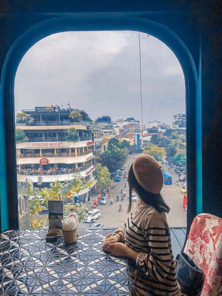 Quán cà phê ngắm Countdown này là địa điểm có thể chiêm ngưỡng trọn vẹn khung cảnh quảng trường Đông Kinh Nghĩa Thục với Hàm Cá Mập ở trên cao.