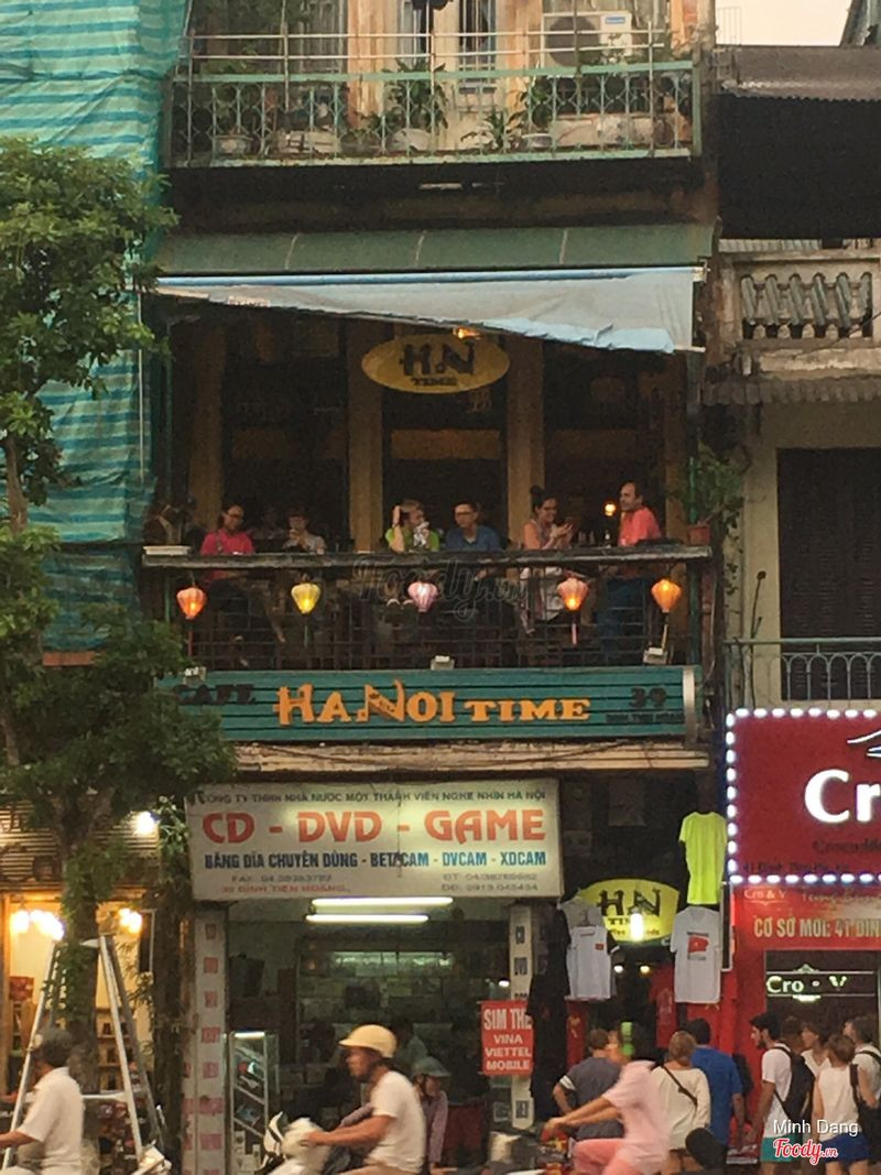 Mặc dù nằm ẩn mình sâu trong ngõ nhỏ, Hanoi Time Coffee lại sở hữu khu vực ban công có tầm nhìn thẳng ra hồ Gươm đẹp nhất.