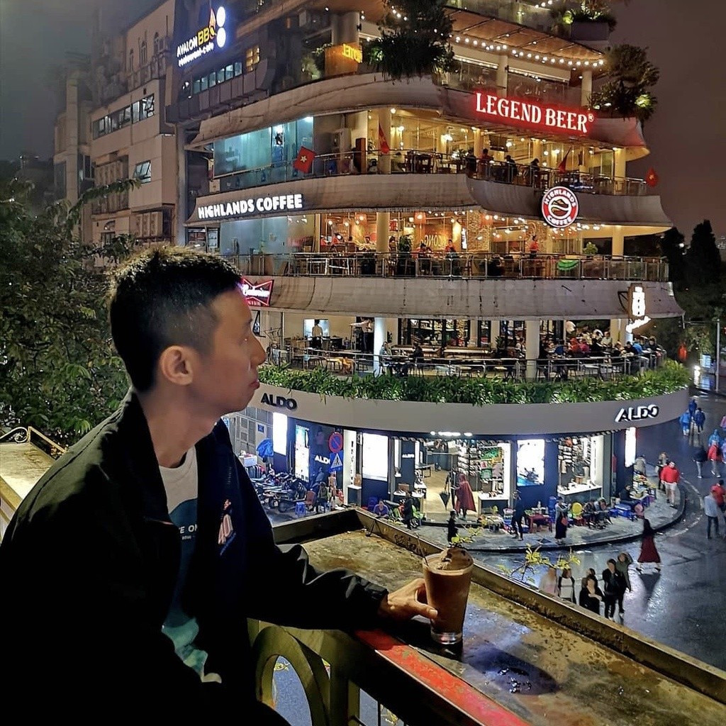 Quán cà phê này là địa điểm thuận lợi để bạn theo dõi bất cứ hoạt động nghệ thuật nào xung quanh Hồ Gươm.