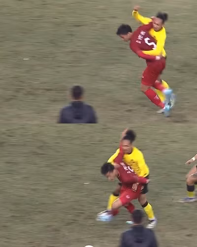 Sau trận đấu người hâm mộ Việt vào trang cá nhân của cầu thủ Đoàn Văn Hậu phản ứng. Nhiều ý kiến khuyên hậu vệ này bớt đá xấu, bỏ tật vung chỏ vào mặt đối thủ.