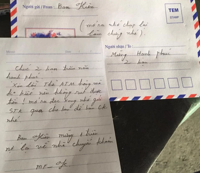 Cư dân mạng từng được dịp xôn xao trước câu chuyện một thanh niên tên Kiên, vượt 150 km đến dự đám cưới bạn thân nhưng lại mừng vỏn vẹn một giấy viết tay: “Chúc hai bạn trăm năm hạnh phúc. Xin lỗi thẻ ATM hỏng mà không biết nên không rút được tiền! Mở ra đọc xong nhớ gửi số tài khoản qua cho bạn để bạn chuyển khoản nhé! Bạn Kiên mừng 1 triệu nợ lại về nhà chuyển khoản”.
