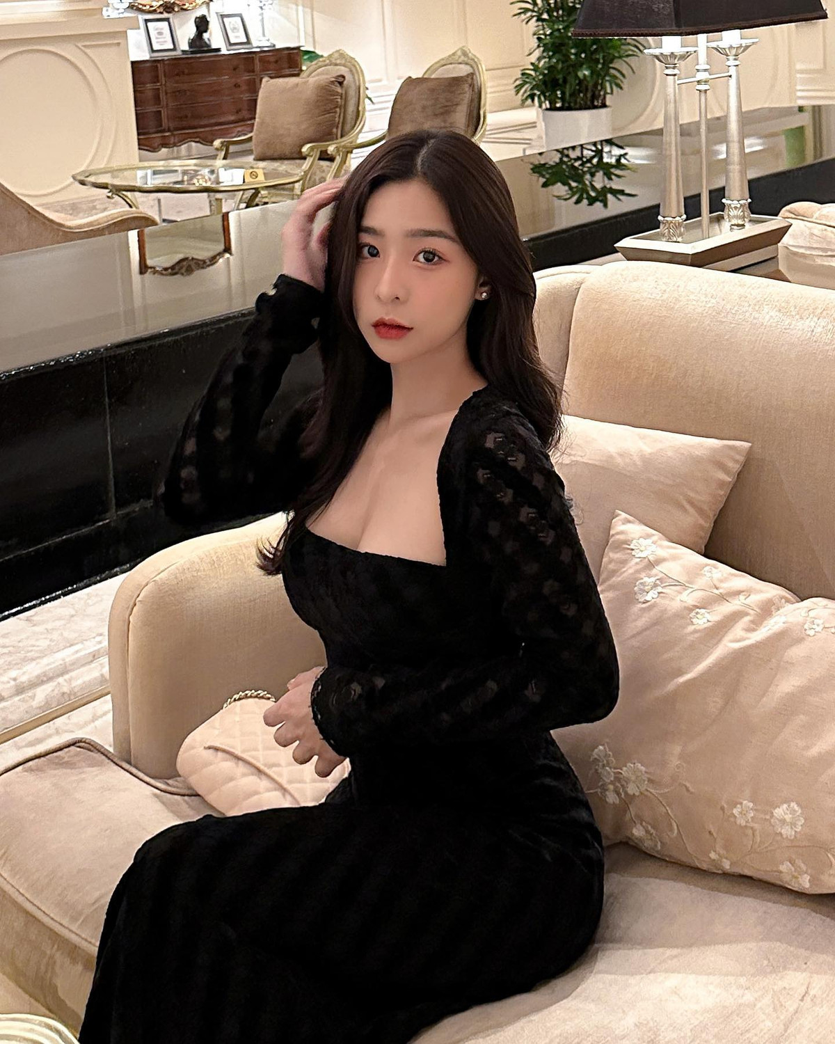 Theo chia sẻ của nữ sinh 2K, ngoài thời gian dành cho việc học cô được biết đến với vai trò người mẫu ảnh tự do và reviewer trên nền tảng Tik Tok.