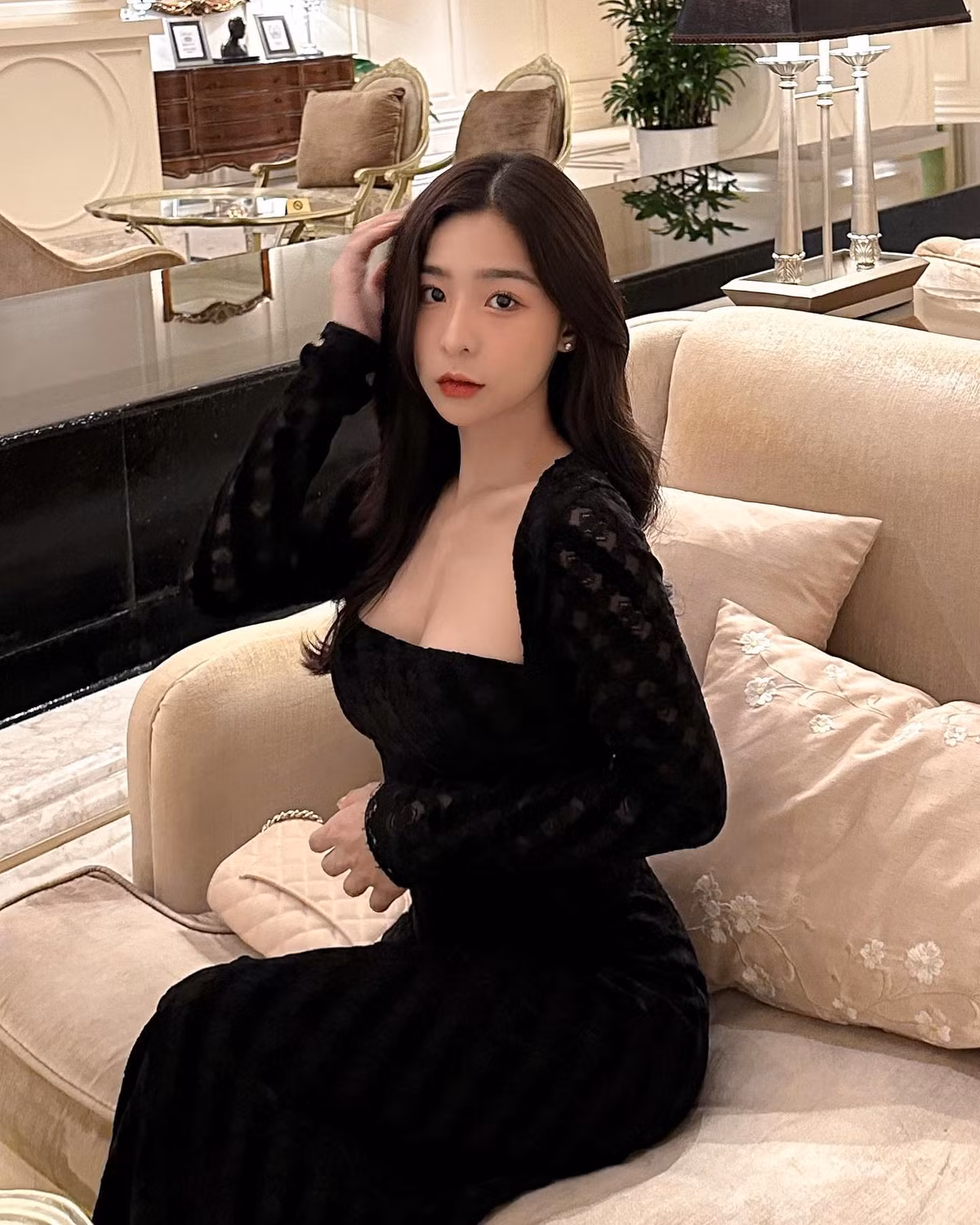 Theo chia sẻ của nữ sinh 2K, ngoài thời gian dành cho việc học cô được biết đến với vai trò người mẫu ảnh tự do và reviewer trên nền tảng Tik Tok.