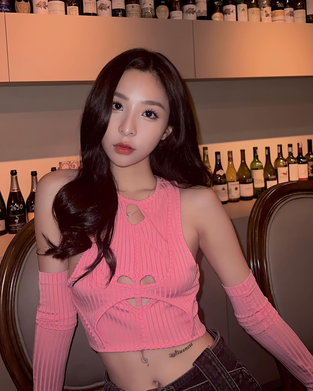 Cô thường xuyên thay đổi phong cách nhưng nhìn chung vẫn là phong cách gợi cảm.