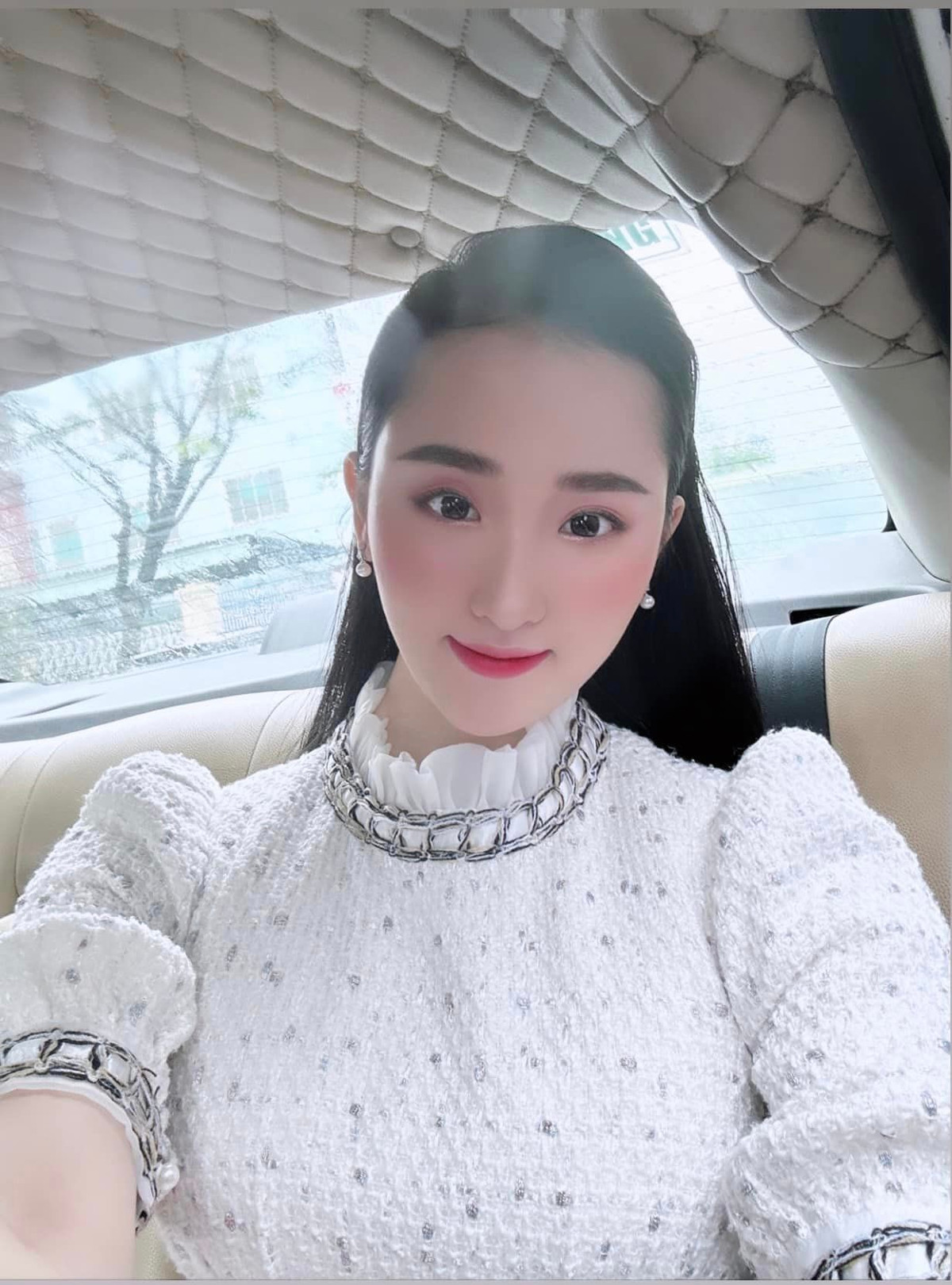 Ngoài ra, Cẩm Nhi còn được biết đến với biệt danh "Lưu Diệc Phi Đà Nẵng".