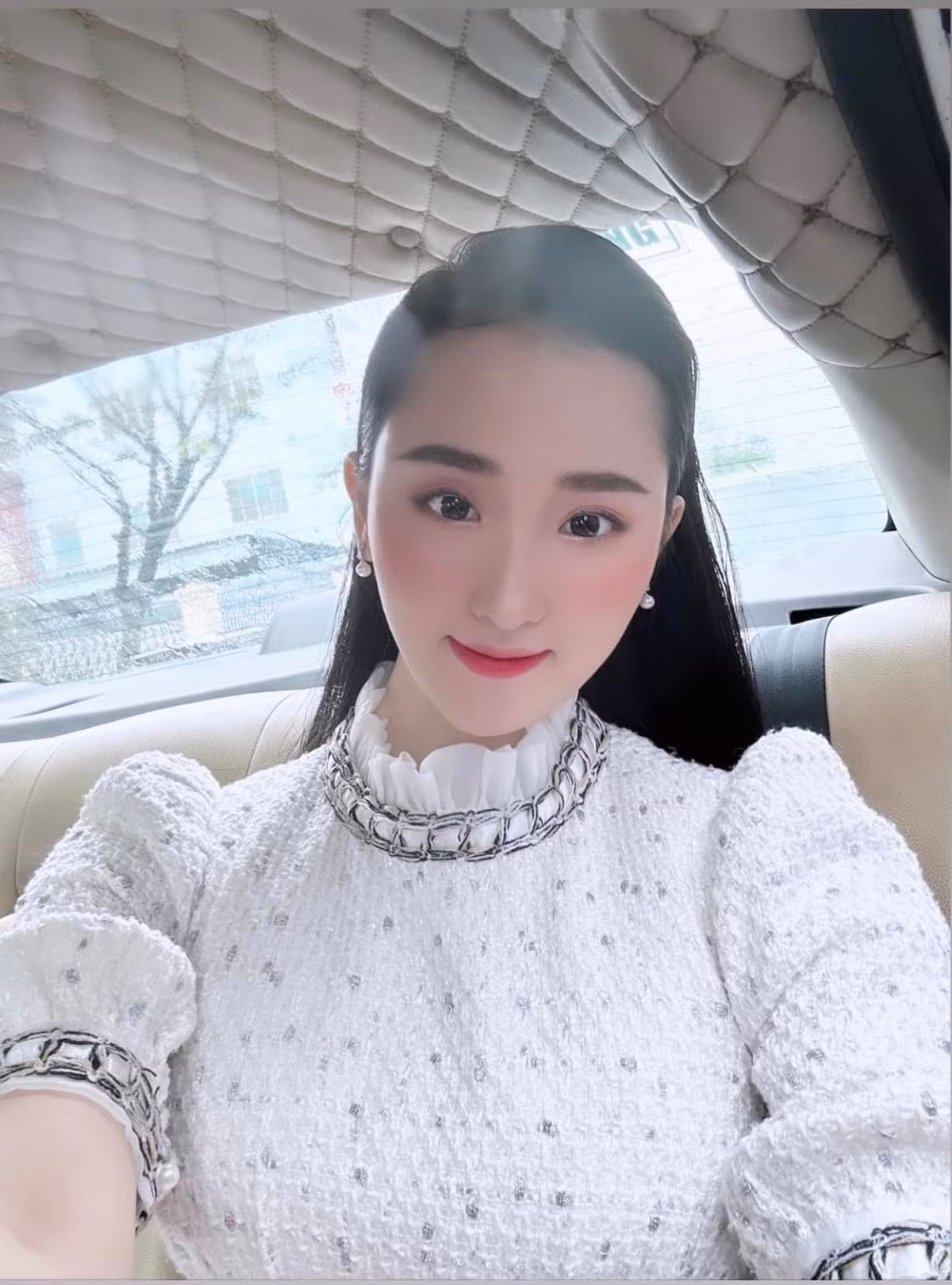 Ngoài ra, Cẩm Nhi còn được biết đến với biệt danh "Lưu Diệc Phi Đà Nẵng".