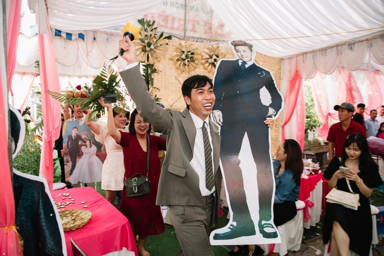 Nhiều khách mời dự đám cưới ắt hẳn sẽ ngỡ ngàng bởi màn trang trí đúng chuẩn fans cuồng, những tưởng đi lạc vào buổi off fan Big Bang chính hiệu.