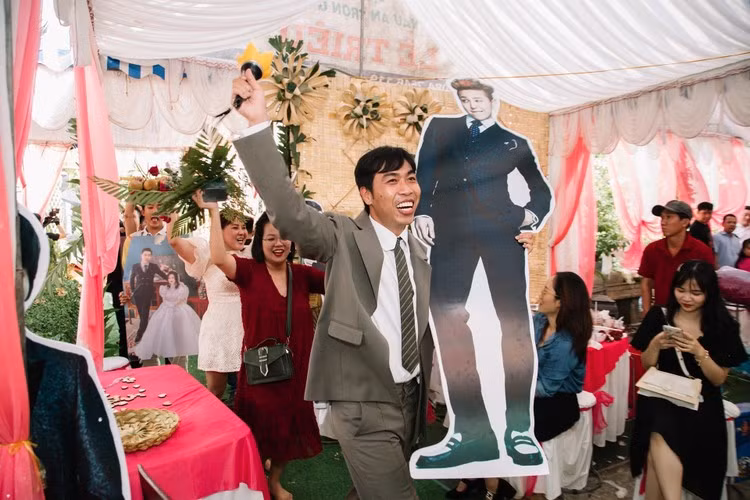 Nhiều khách mời dự đám cưới ắt hẳn sẽ ngỡ ngàng bởi màn trang trí đúng chuẩn fans cuồng, những tưởng đi lạc vào buổi off fan Big Bang chính hiệu.