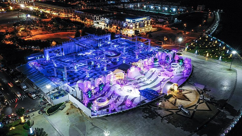 Kiến trúc và không gian của đám cưới được lấy ý tưởng từ kiến trúc của công trình Gardens by the Bay của Singapore. Chỉ riêng tiền hoa tươi trang trí đám cưới được ước tính lên tới 13 tỷ đồng.