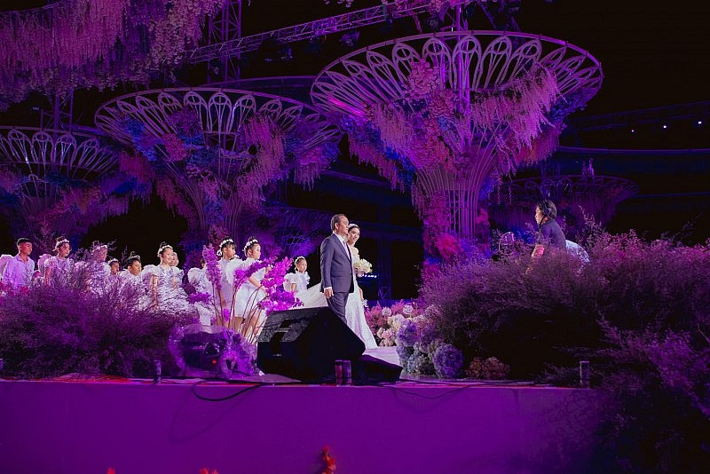 "Đám cưới khủng" với thiết kế xa hoa, hoành tráng, kinh phí khủng khiến cái tên “đại gia Phú Cường” đang được cộng đồng mạng quan tâm không ngớt trên các diễn đàn mạng xã hội.