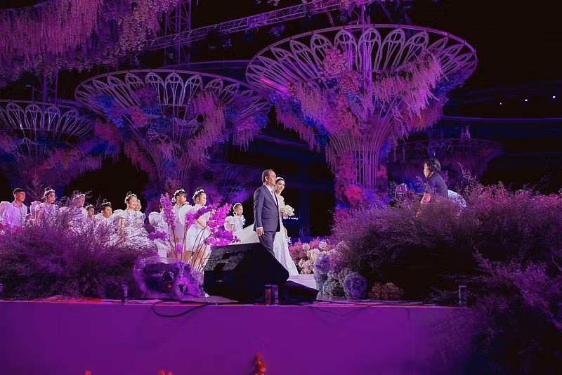 "Đám cưới khủng" với thiết kế xa hoa, hoành tráng, kinh phí khủng khiến cái tên “đại gia Phú Cường” đang được cộng đồng mạng quan tâm không ngớt trên các diễn đàn mạng xã hội.