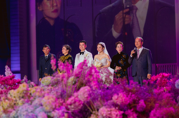 Đám cưới xa hoa này cũng có sự góp mặt của nhiều ngôi sao giải trí hạng A và có màn bắn pháo hoa chúc mừng vô cùng đặc sắc.