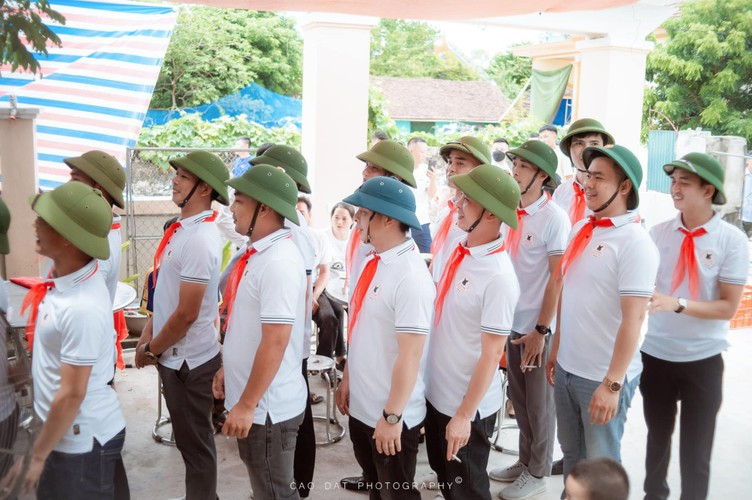 Đến cổng nhà gái, đội hình nhà trai đều là các anh chàng còn xếp hàng ngay ngắn, sẵn sàng vào nhà gái hỏi cưới.