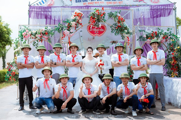 Những hình ảnh về dàn khách mời toàn đội mũ cối của đám cưới diễn ra ở Diễn Châu, Nghệ An từng thu hút sự chú ý của cư dân mạng.