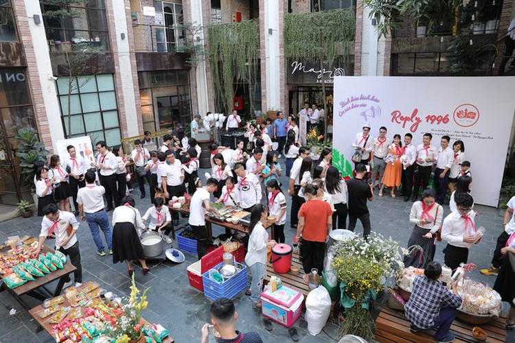 Trái ngược với đám cưới "ngập mùi tiền" ở Kiên Giang là đám cưới hết sức giản dị của chị Vũ Nguyệt Ánh (35 tuổi, Hà Nội), bữa tiệc được thiết kế với concept chuẩn thời còn đi học.