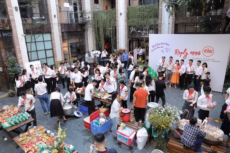 Trái ngược với đám cưới "ngập mùi tiền" ở Kiên Giang là đám cưới hết sức giản dị của chị Vũ Nguyệt Ánh (35 tuổi, Hà Nội), bữa tiệc được thiết kế với concept chuẩn thời còn đi học.